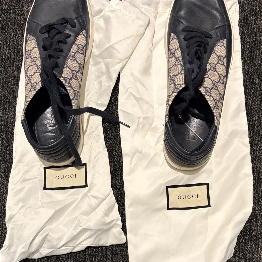 Gucci Navy & Beige GG Supreme Low-Top Sneakers - Picture 4 of 5